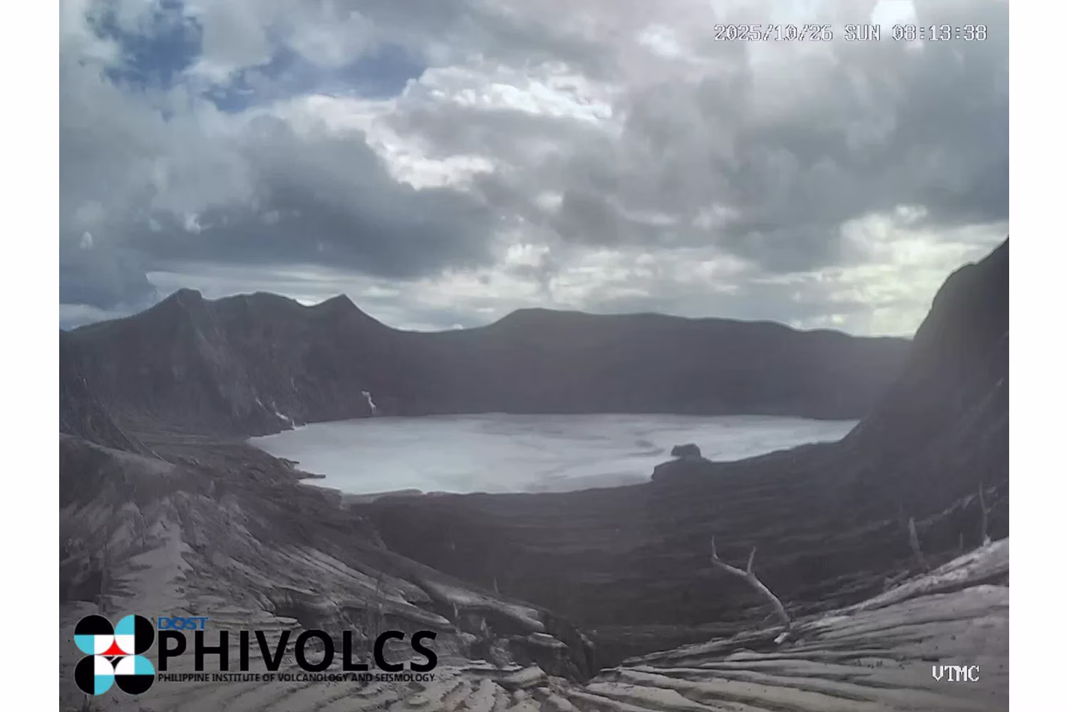 タール火山の主火口=Phivolcs