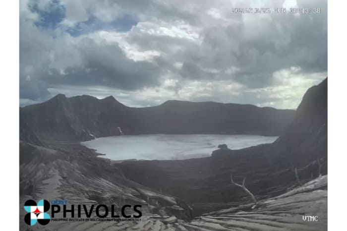 タール火山の主火口=Phivolcs