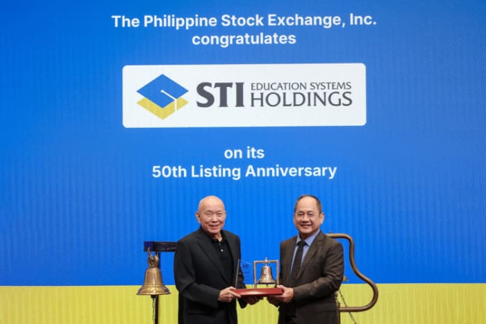 ＰＳＥのモンソン社長兼ＣＥＯ（左）が、ＳＴＩのタンコ会長に上場50周年記念の盾を贈った