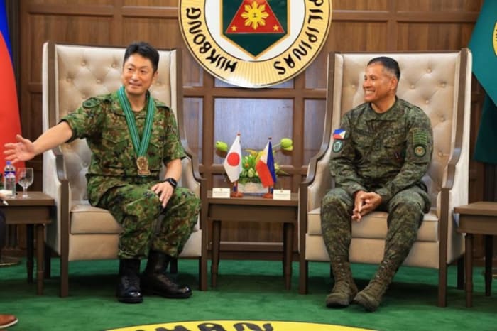 陸軍総司令部で会談した田中淳陸将補（左）とモラドス陸軍副司令官