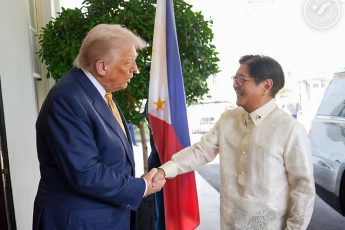 昨年７月にトランプ大統領（左）と会談したマルコス大統領