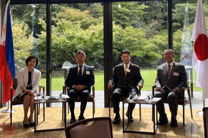 パネルディスカッションに参加する服部匡志氏（右端）ら