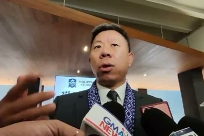 囲み取材を受ける井泉駐比中国大使