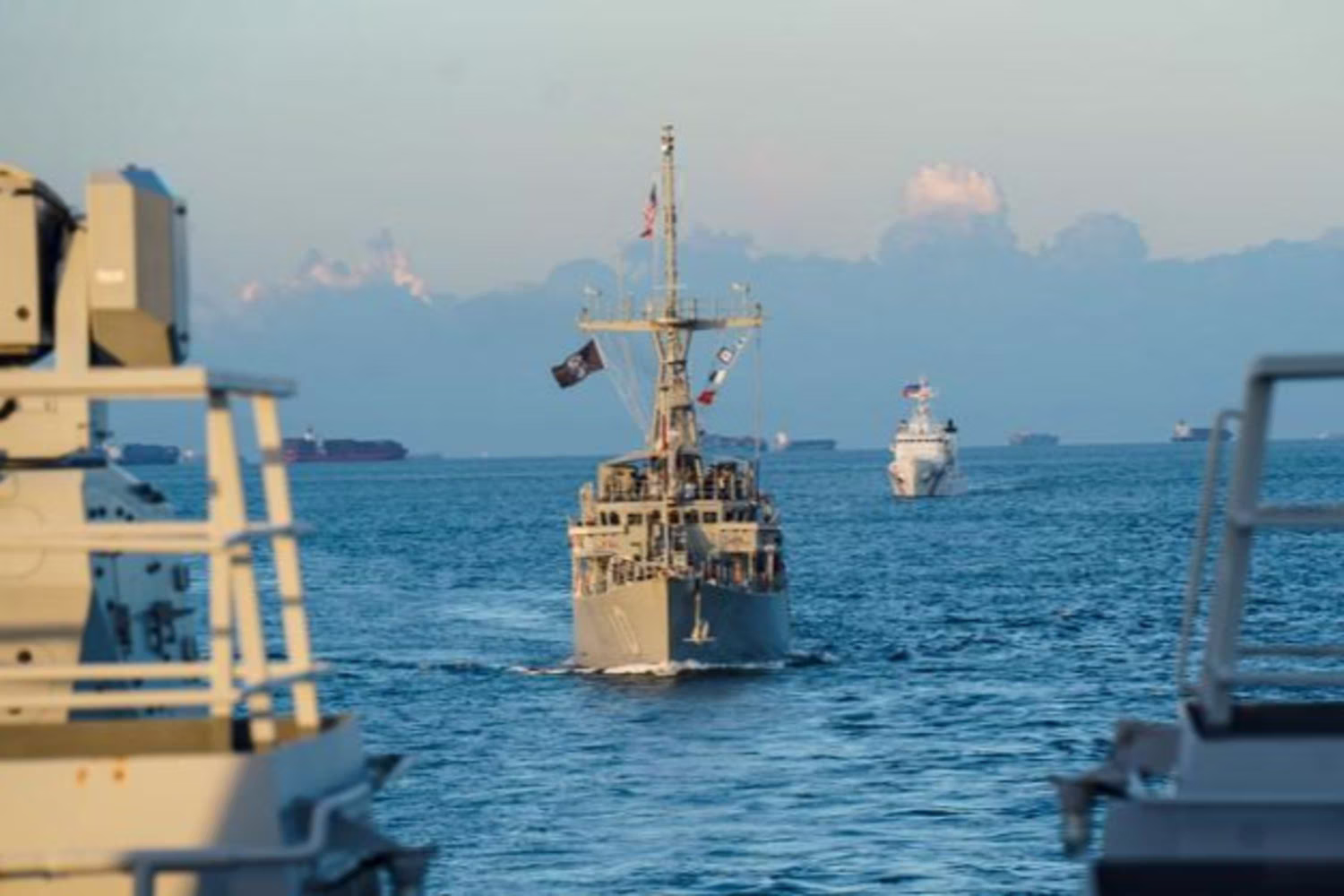 第16回比米二国間海上協力活動で、比海軍の「ミゲル・マルバル」と編隊航行する比沿岸警備隊の「メルチョラアキノ」（左）と米海軍の「ＵＳＳウォリアー」