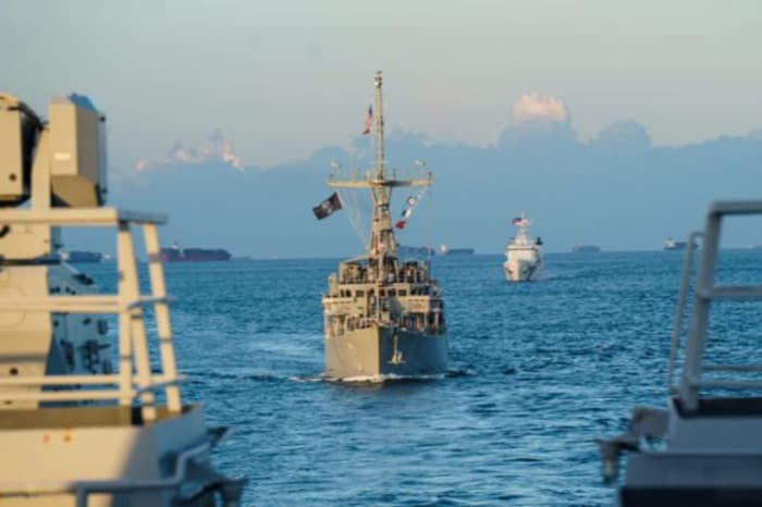 第16回比米二国間海上協力活動で、比海軍の「ミゲル・マルバル」と編隊航行する比沿岸警備隊の「メルチョラアキノ」(左)と米海軍の「USSウォリアー」