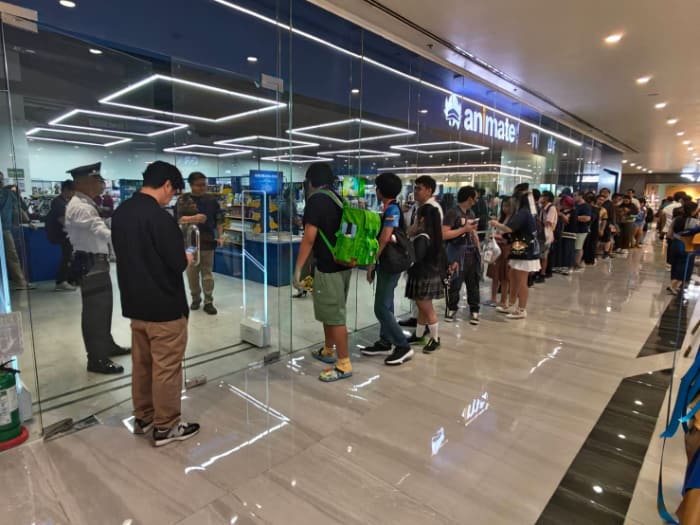 「アニメイトマニラ」の開店時間を待つアニメファンら