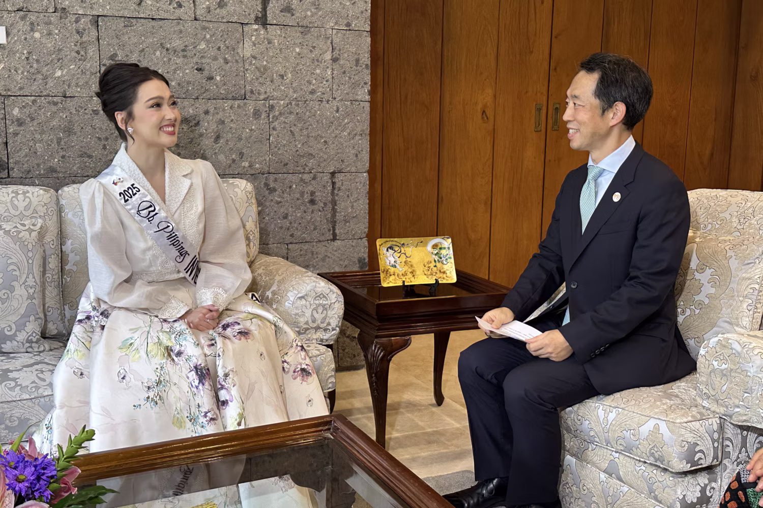 北川克郎駐比日本大使と大使公邸で懇談するミス・インターナショナル比代表のカトリナ・アン・ジョンソンさん