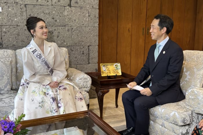 北川克郎駐比日本大使と大使公邸で懇談するミス・インターナショナル比代表のカトリナ・アン・ジョンソンさん
