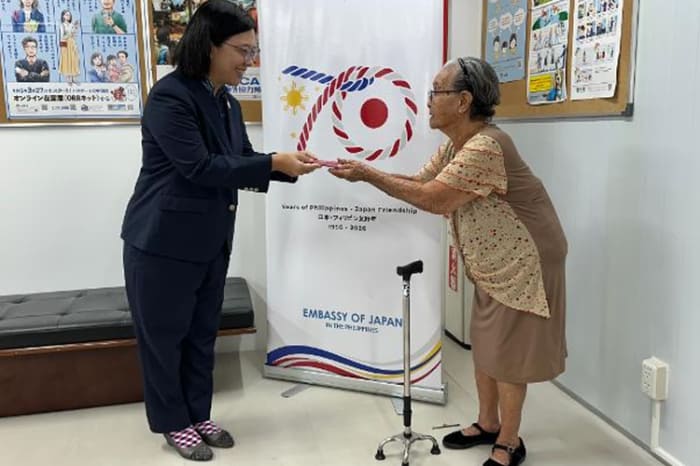 Adelaida Kakazu (right), receives her Japanese passport from Maya Hamada, Minister-Counselor and Consul General of the Japan Embassy on Friday. Robina Asido/PHS