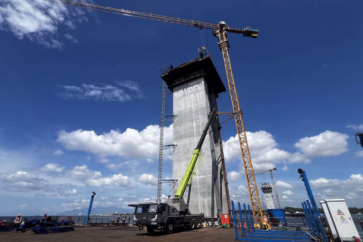 ４月７日、ダバオ―サマール島連絡橋のサマール島側で建設が進む航路部の橋脚（第11地方事業監視委員会の公式サイトより）