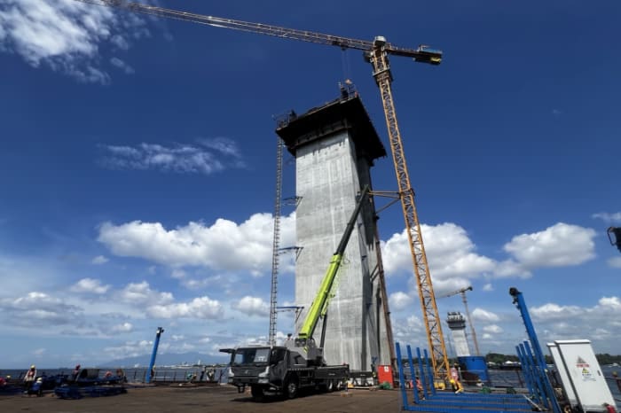 4月7日、ダバオ―サマール島連絡橋のサマール島側で建設が進む航路部の橋脚(第11地方事業監視委員会の公式サイトより)